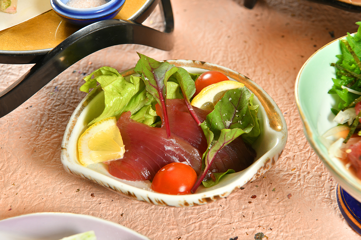 初鰹とトマトの天塩サラダ